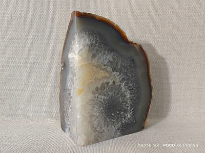 חצי של גיאוד אגט ברזילאי 
(Brazilian agate geode) 
חתוך ומלוטש גדול ויפה 
מידות: 11&times;15 