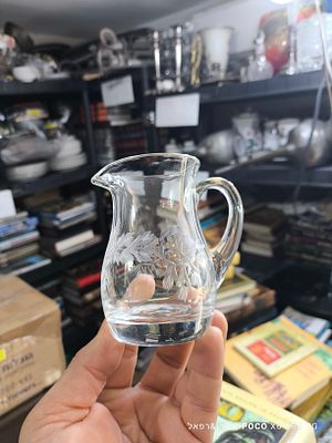 קנקן שמנת קריסטל וינטג' מקסימה 
Vintage glass creamer 
עם דוגמה חרוטה של פרחים ורדים 
