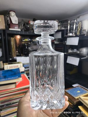 דקנטר קריסטל איכותי ומאסיבי מאוד בעיצוב ריבועי מצב מושלם 
גובה: 23 ס"מ