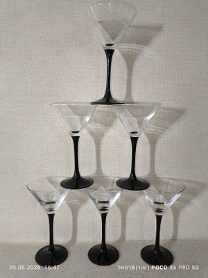 כוסות מרטיני וינטג' מדגם Domino 
של חברת Luminarc 
הכוסות מתאפיינות בעיצוב מינימליסטי עם קערה 