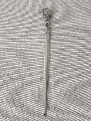 פותח מכתבים מרהיב מעוצב עשוי כסף 925 
מתוצרת TIFFANY &amp; Co 
הכולל ידית בדמות אדם הנושא שעון 