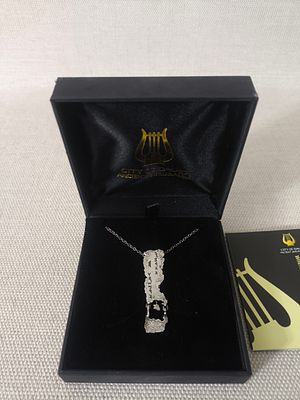 שרשרת כסף עם תליון ברכת הכהנים המעוצב בהשראת הלוחיות הארכיאולוגיות המקוריות 
אורך: 50 ס"מ 
משקל: 