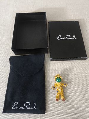 סיכת וינטג' בעיצוב דחליל משובצת אבני חן מבית Erwin Pearl עם גוף בגוון זהב ואבן ירוקה גדולה בראש 