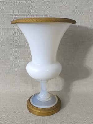 זהו אגרטל עתיק מתקופת שארל העשירי 
(צ'ארלס X) 
1824–1830 
עשוי מזכוכית אופל לבנה (Milky/Opaline 