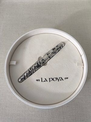עט נובע יוקרתי מדגם 
נובע יוקרתי מדגם Caran d'Ache 2002 La Poya Collection Priv&eacute;e Limited 
