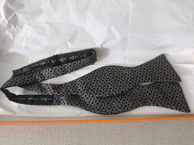 פפיון לקשירה עצמית (Self-tie bow tie) 
מבית אופנת העל הרמס (Herm&egrave;s), העשוי 100% משי ומעוטר 