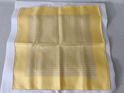 מטפחת כיס 
(Pocket Square) או מטפחת קטנה (Petit Carr&eacute; 45) עשויה 100% משי של בית האופנה Herm&egrave;s 