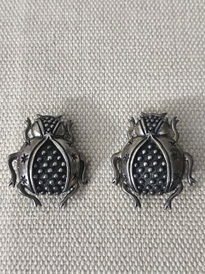 זוג סיכות כסף 925 
בעיצוב חיפושית זבל/סקראבס 
(Scarab Beetle) 
לפריט זה מראה ייחודי הכולל 