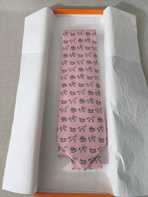 עניבת משי ורודה של המותג הורמס (Herm&egrave;s) המעוטרת בדוגמת סוסים וצעצועים (דגם Whimsical Horse and 
