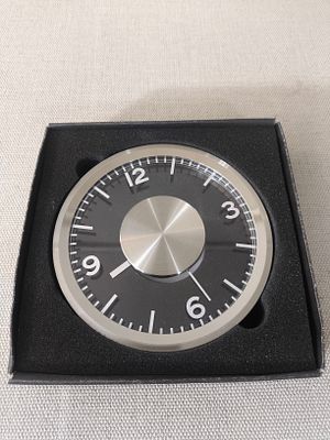 שעון שולחני 
מדגם Kreis של NeXtime 
המאופיין בעיצוב עגול ונקי עם חוגה שחורה ומסגרת פלדה 
