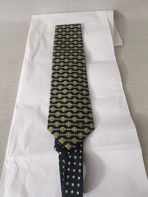 עניבת משי וינטג' של מעצב העל ג'אני ורסאצ'ה (Gianni Versace), המאופיינת בדוגמה גאומטרית בצבעי 