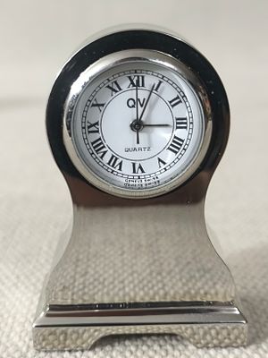 שעון מיניאטורי שולחני ממתכת בצבע כסף עם ספרות רומיות ולוח חוגה לבן בעיצוב קלאסי 
מצב חדש 