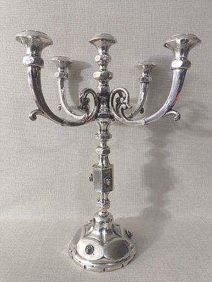 קנדלברה אוסטרית (מנורת קנים) עתיקה ומפוארת מכסף הכוללת חמישה קנים מעוטרים בסיס מעוגל ורחב 