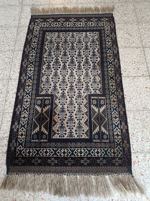 שטיח אפגני אריגת יד 
מצב טוב עם שינוי צבע מצולם בתקריב 
מידות: 89&times;150 ס"מ
