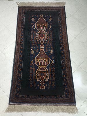 שטיח שבטי מרהיב 
עשוי בעבודת יד 
מסוג בלוץ (Baluch) המאופיין באריגת צמר ודוגמאות גיאומטריות 