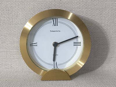 שעון שולחני וינטג' של Tiffany &amp; Co 
בעל מסגרת פליז מוזהבת וספרות רומניות מינימליסטיות 
פריט 
