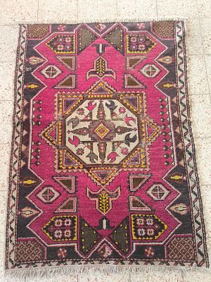 שטיח אריגה בעבודת יד סימני גיל ושימוש 
שחיקה ועוד 
מידות: 121&times;165 ס"מ