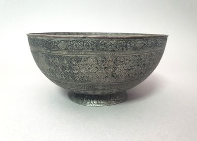 קערת נחושת עתיקה פרסית עם עבודת חריטה עדינה. מצופה בדיל או אבץ. מאה 18-19. 19 ס"מ מצב מושלם.