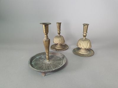 פמוטי ברונזה. זוג פמוטי ברונזה כבדים ופמוט נוסף עם עבודת ניסור איכותית בבסיס פרס מאה ה19.