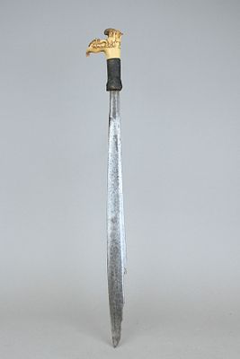 חרב MANDAU. MANDAU החרב האגדית של ציידי הראשים משבט ה DYAK מבורניאו. חרב כבדה עם להב מחושל בצורה 