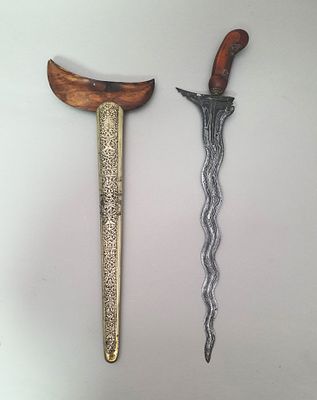 קריס אינדונזי מהאי ג'וואה Java , להב גלי עשוי פלדת שכבות איכותית עם ניגדויות יפה. נדן פליז עם 