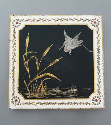 אריח קרמיקה מינטון. אריח קרמיקה נדיר תוצרת מינטון מעוטר בעבודת כסף וזהב בסגנון יפני. בסוף המאה 