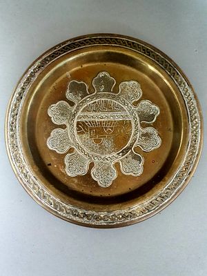 צלוחית נחות בצלאל. צלוחית נחושת בצלאל עם עבודת חריטה בסגנון דמשקאי . sdo קבר רחל חרוט והכיתוב 