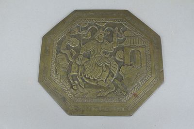 לוח מזכרת כבד מהודו. לוח מזכרת כבד מפליז עבה עליו מחוטבת סצנה המתארת לוחם רכוב על סוס מפואר 