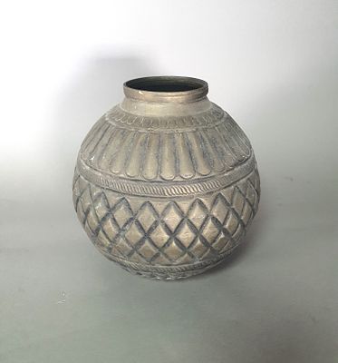 אגרטל פליז הודי. קנקן / אגרטל פליז הודי ישן עם עבודת ריקוע מרשימה 27 ס"מ