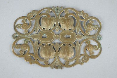 ריקועי פליז. תשעה ריקועי פליז מחוררים בדוגמא מזרחית הודית. פרזולים שהוסרו כנראה מארון עתיק או 