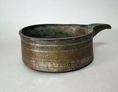 קערת נחושת ערבית. קערת נחושת עם פיה עבודה מקומית או מהמדינות השכנות. כיתוב ערבי חרוט בהיכף. 