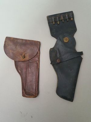 נרתיקים לאקדח. שני נרתיקי עור ישנים לאקדח.