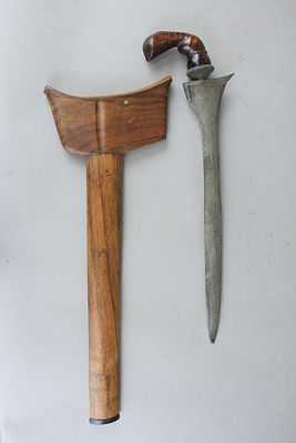 פגיון קריס של שבט הבוגיס (BUGIS) מהאי סולאזי (סלבס לשעבר). להב ישר מחושל מפלדת שכבות (פאמור 