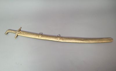 חרב סייף ערבית נדן מתכת מוזהב עם עבודת חריטה. המאה -20. אורך כללי 116 להב 96 ס"מ