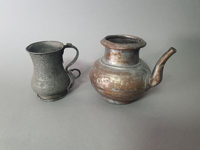 קנקני נחושת. שני כלי נחושת עתיקים הראשון קנקן הודי עשוי נחושת המאה ה-18 גובה 12 ס"מ, השני פרסי 