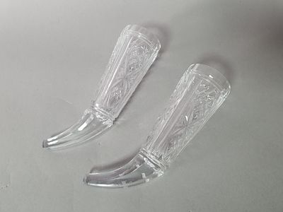 קרני שתייה מזכוכית. שתי קרני שתייה מזכוכית מגולפת עבודה איכותית גרוזיה תחילת המאה ה20.