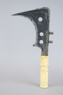 גרזן אפריקאי. גרזן / מצ'טה של שבט ה MANGBETU מהרפובליקה הדמוקרטית קונגו. חישול מדהים של הלהב 