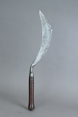 חרב אינדונזית. חרב מגל נדירה Parang Ginah מצפון מליאה. להב שכבות קמור עם עיטורי חריטה, ידית עץ. 