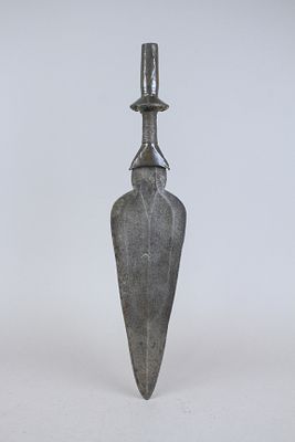 חרב אפריקאית. חרב קצרה של שבטי ה SAKA המתגוררים ב ZAIR. להב רחב מאד מחושל בקפידה בפלדה עם שדרה 