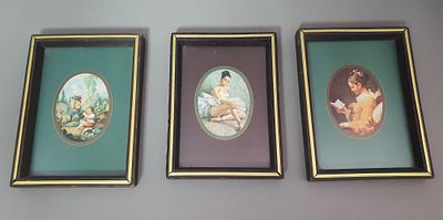 מיניאטורות ממוסגרות. 3 מניטרות ממוסגרות של נשים שונות.