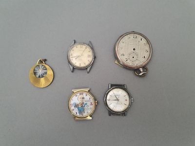 שעונים ישנים. חמישה שעונים שונים, אחד מהם עם קריקטורה של משה דיין. השעונים לא נבדקו.