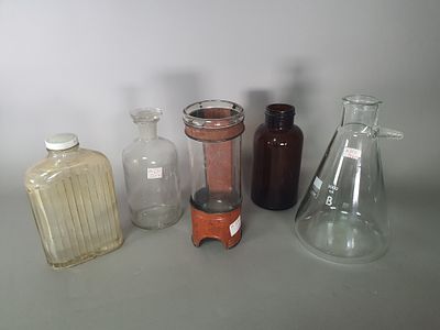 כלי זכוכית מבית מרקחת. מחנות ישנה אוסף כלי זכוכית ומדידה של בית מרקחת?