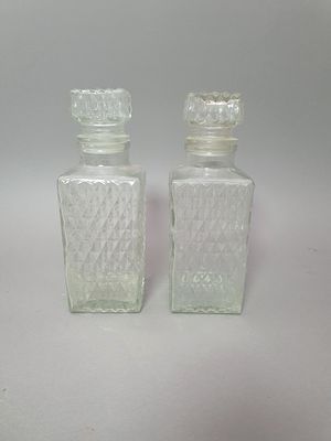 קנקני זכוכית. שני קנקני ליקר / אלכוהול עשויים זכוכית מגולפת תוצרת חברת עלית. שנות ה 60?