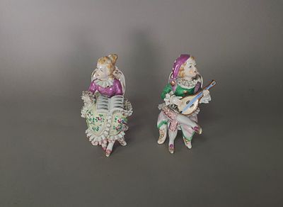 שתי פיגורות פורצלן ישנות של נגניות צבועות בעבודת יד 18 ס"מ