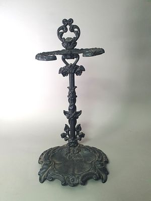 מתקן להחזקת מטריות עשוי ברזל עבודה אירופאית ישנה.