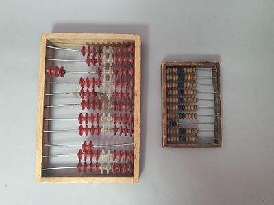 חשבוניות ישנות. שתי חשבוניות ישנות אחת עם חרוזי עץ והשנייה חרוזי בקליט ?