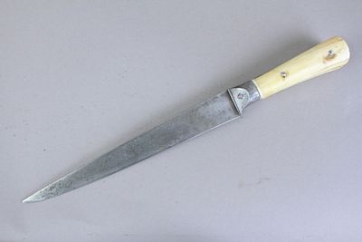 סכין לחימה קארד (Kard) פרסי. להב מסיבי עבה מפלדת פחמן (אולי פלדת שכבות). חורפה אחת, גב עם שדרה 