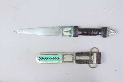 פגיון טוארגי קטן ממערב אפריקה, קרוב לודאי מליבריה. להב פלדה עם בולסטר מכסף. ידית מצופה עור עם 