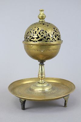 כלי קטורת תורכי לבישום חדרים. את חמרי הקטורת שמים בכדור שנפתח, מדליקים והקטורת מתפשטת בחדר. 