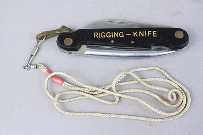 אולר מלחים לשימוש בים, תוצרת יפנית, להב פלדה ודוקרן למפרשים עם שרוך נשיאה מקורי. אורך כללי 